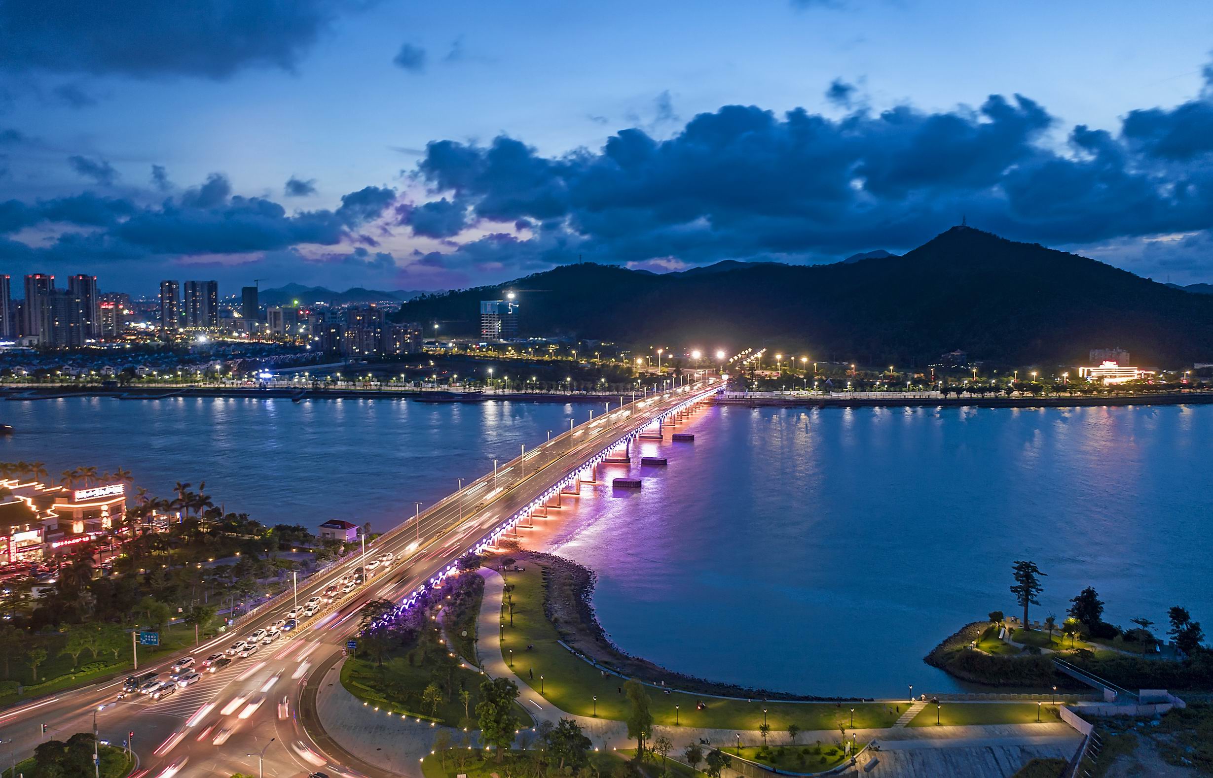 《夜幕下的尖峰桥》梁国成.jpg